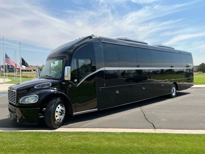 Black coach bus – Fort Lupton limo service